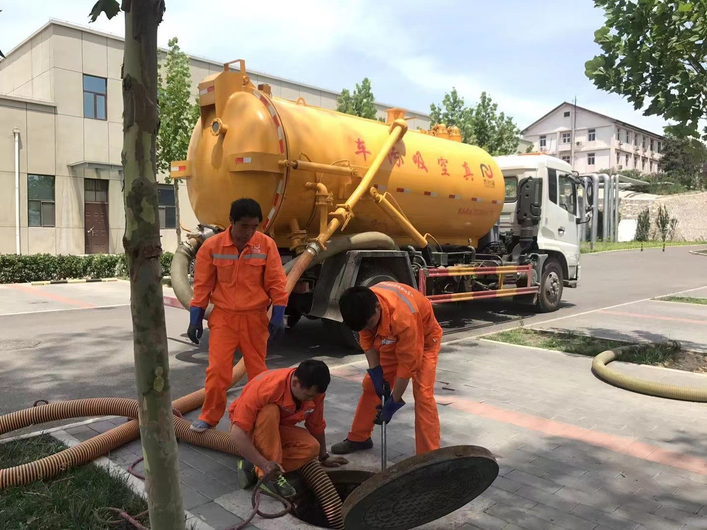 屯溪管道疏通车停在窨井附近