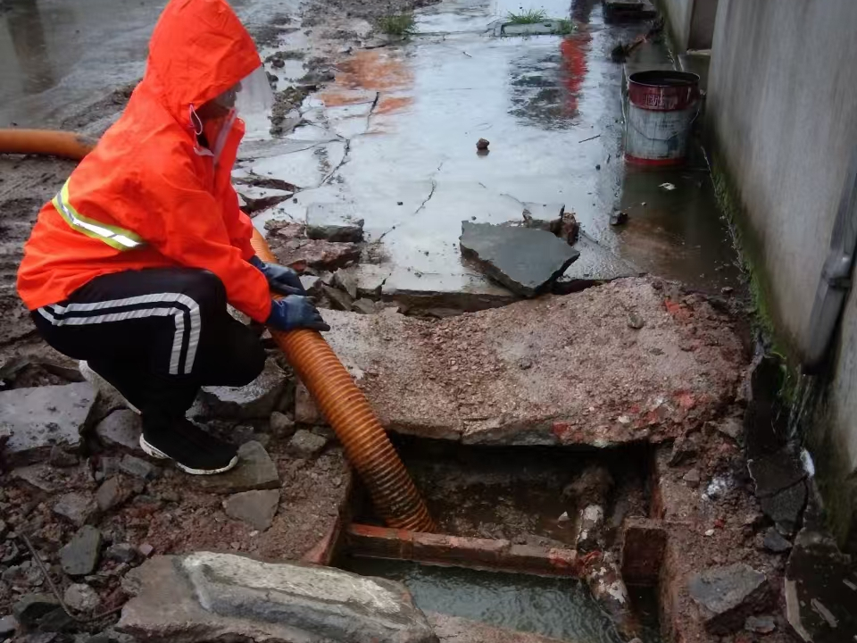 屯溪专业清理污水池 炜誉市政以规范流程守护城市 “肠道”